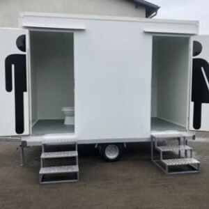 autonomer doppel sanitäranhänger